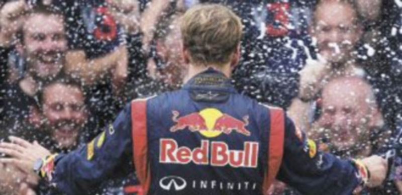 El piloto de Red Bull conquistó su polémico tercer Mundial en el trazado de Interlagos con tan solo 25 años. / Reuters