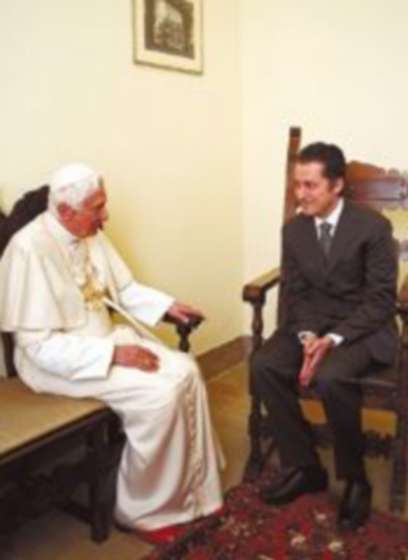 Benedicto XVI conversa con su exmayordomo. / Reuters