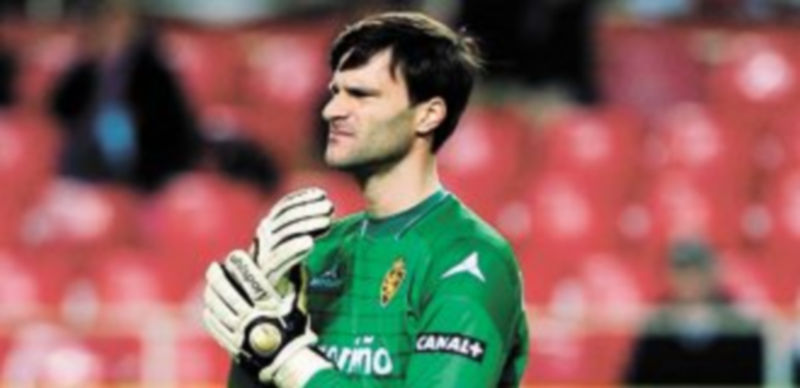 El portero maño frenó con la mano fuera del área un contragolpe de Soldado