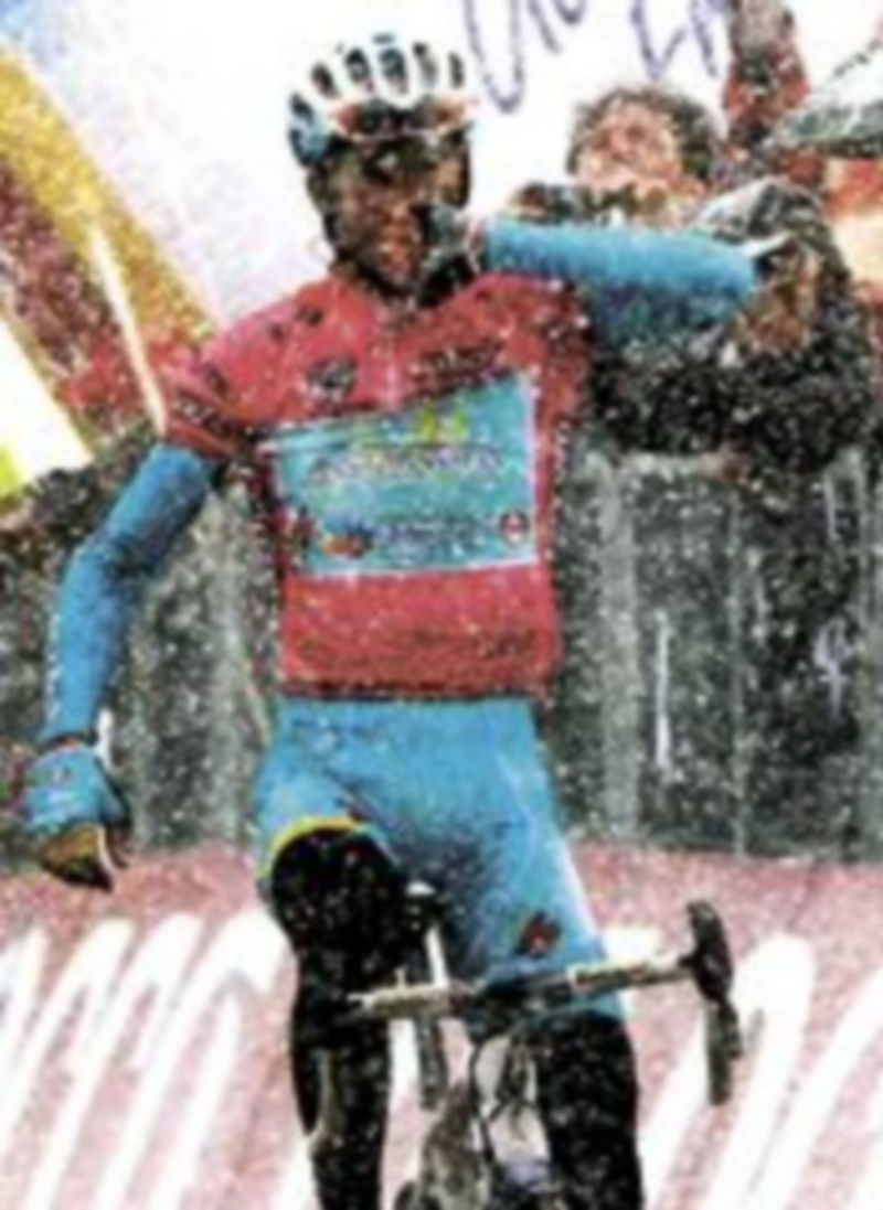 NIbali festeja su triunfo bajo un manto blanco en la meta en Levaredo. / Efe