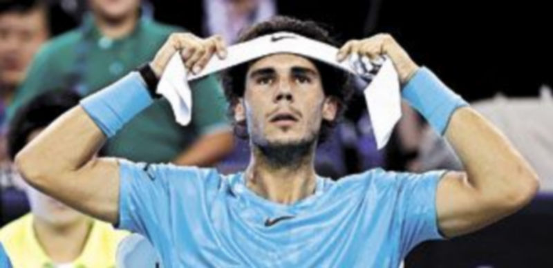 El tenista de Manacor se ajusta el pañuelo durante un descanso del encuentro. / Reuters