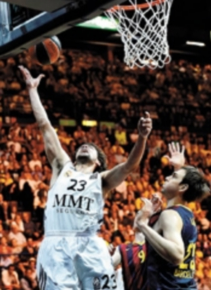 Llull lucha por un rebote en presencia de Lorbek. / Efe