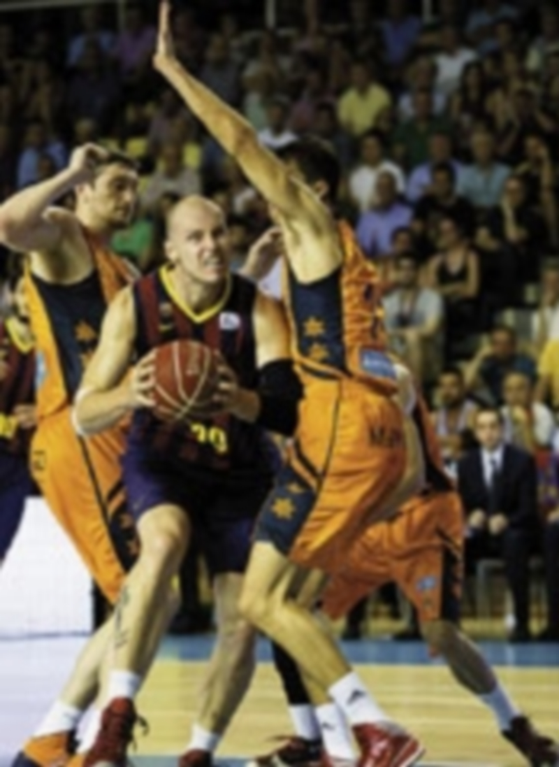 Lampe entra a canasta entre Lishchuk y Lucic. / A. García (Efe)