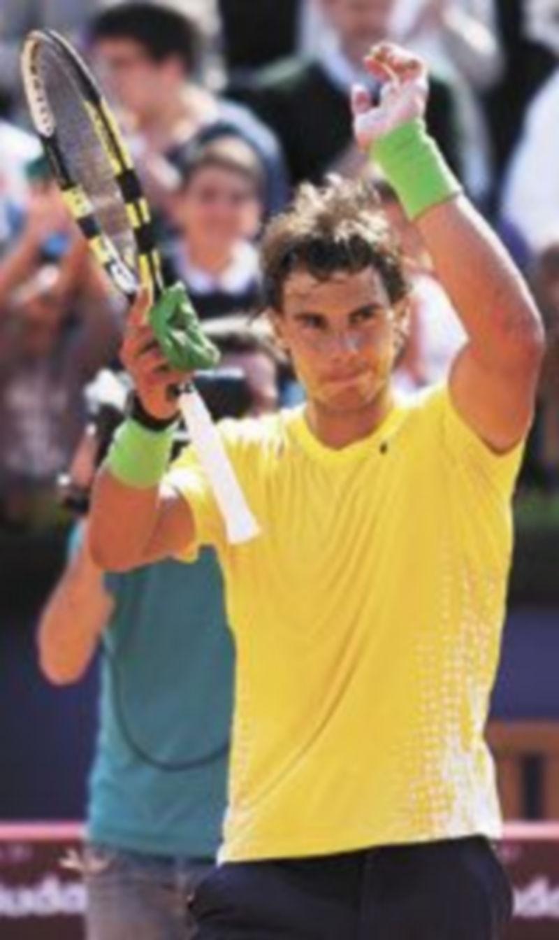 Nadal saluda al público al concluir el encuentro. / Efe.