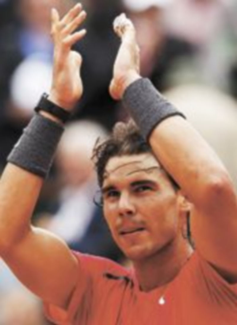 Nadal aplaude al público tras superar a su compatriota en tres mangas. /Reuters