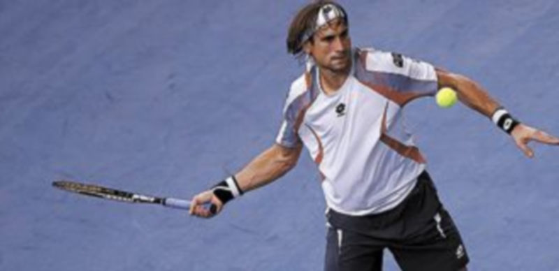 El español devuelve la bola en su primer duelo en París. / Reuters