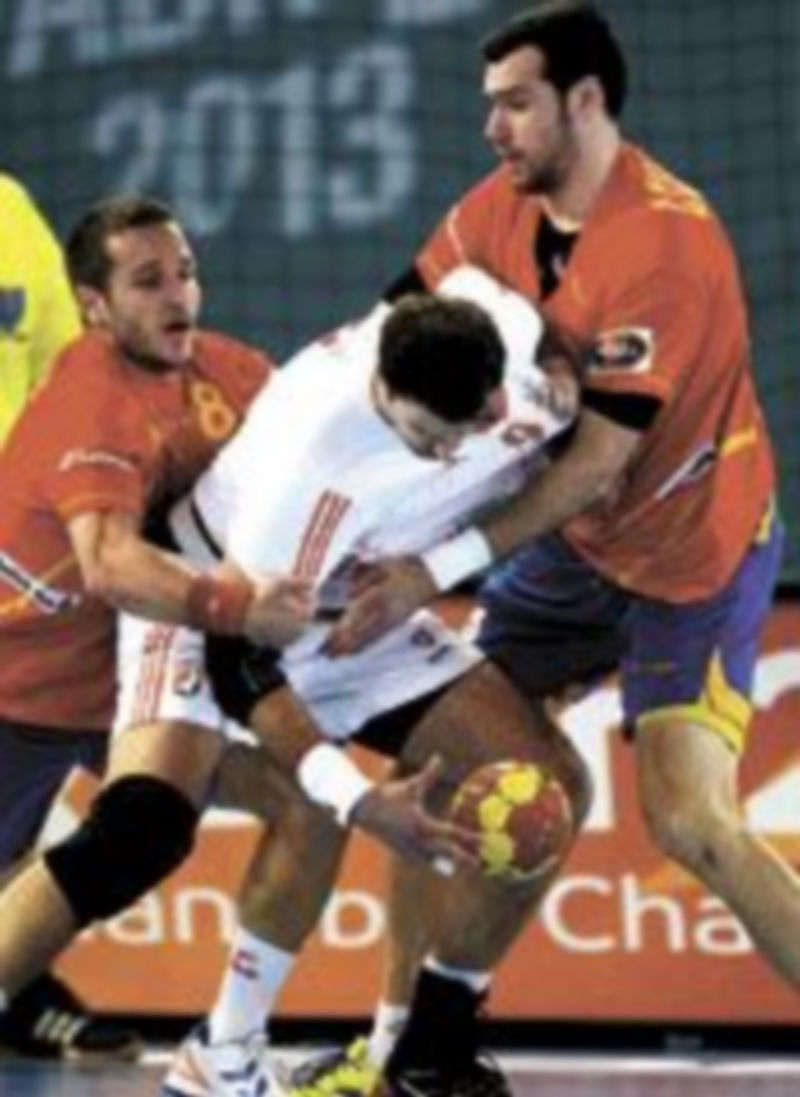 Víctor Tomás y Guardiola intentan detener al croata Vori. / AFP