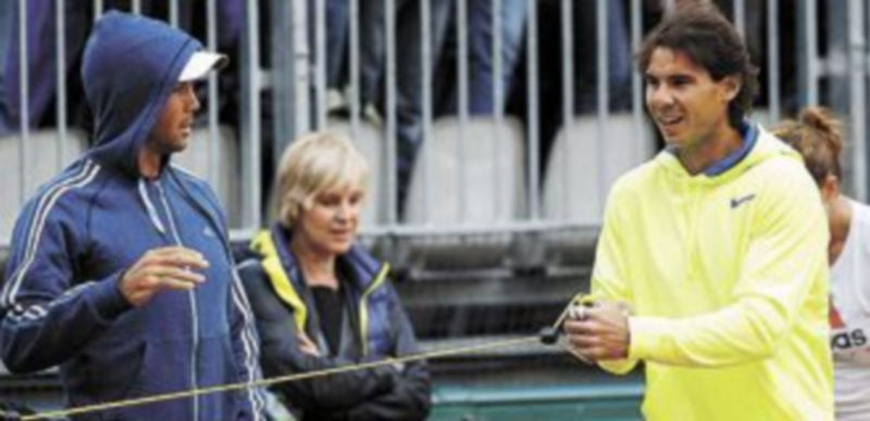 Nadal charla con Verdasco durante un entrenamiento. / Reuters