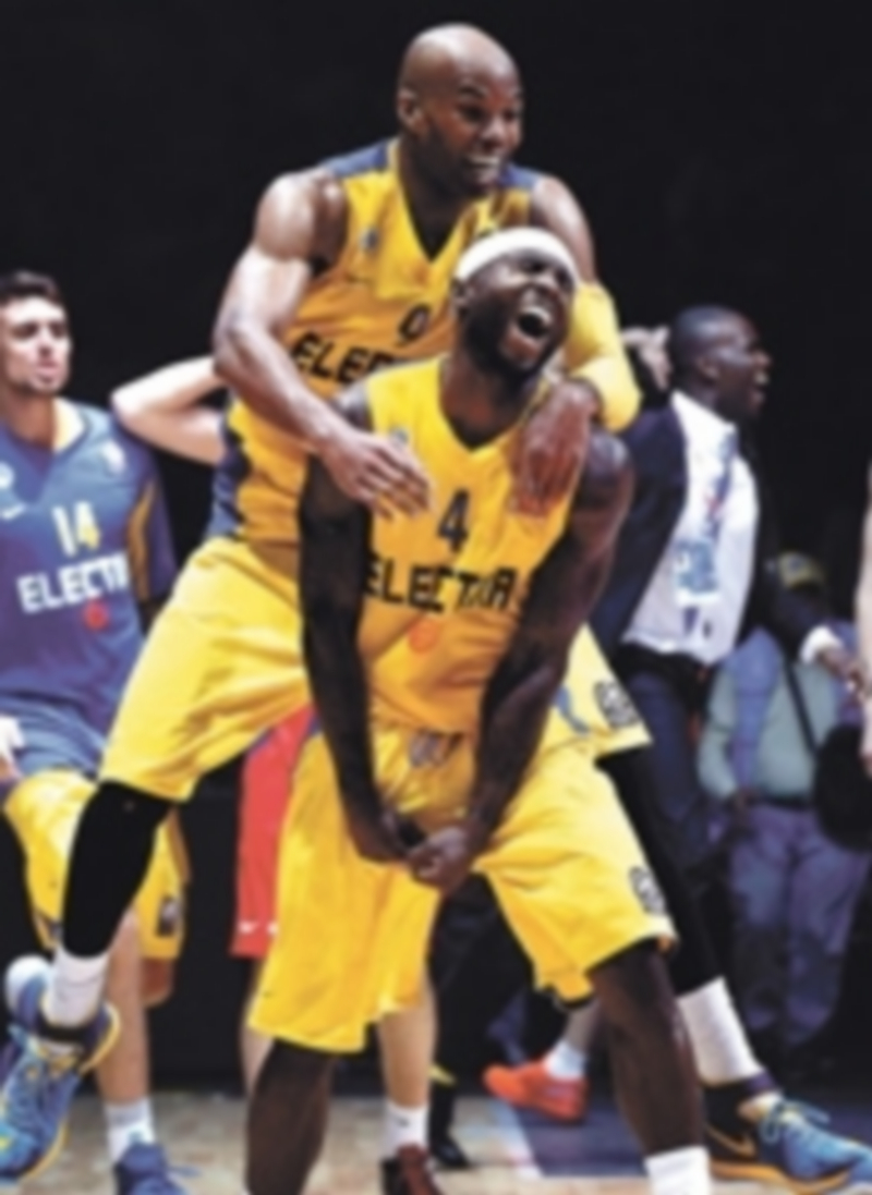 Los jugadores celebran el triunfo . / Efe