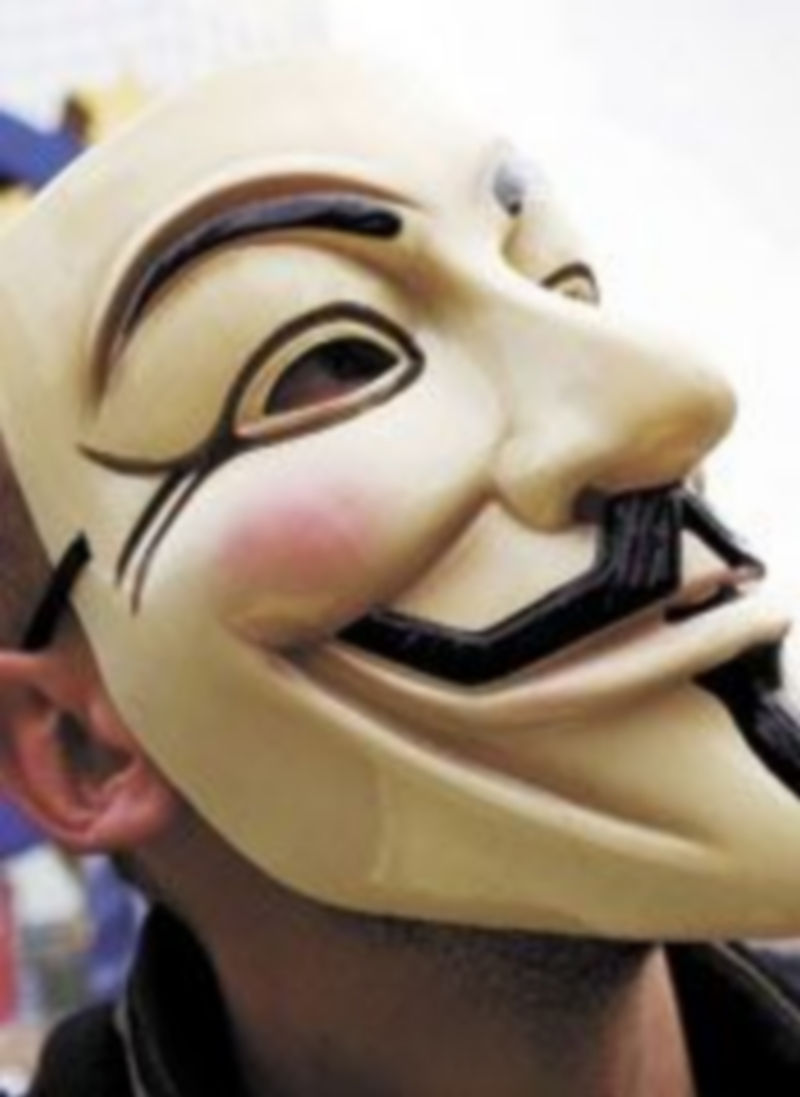Un activista luce una careta similar a la de la película ‘V de Vendetta’