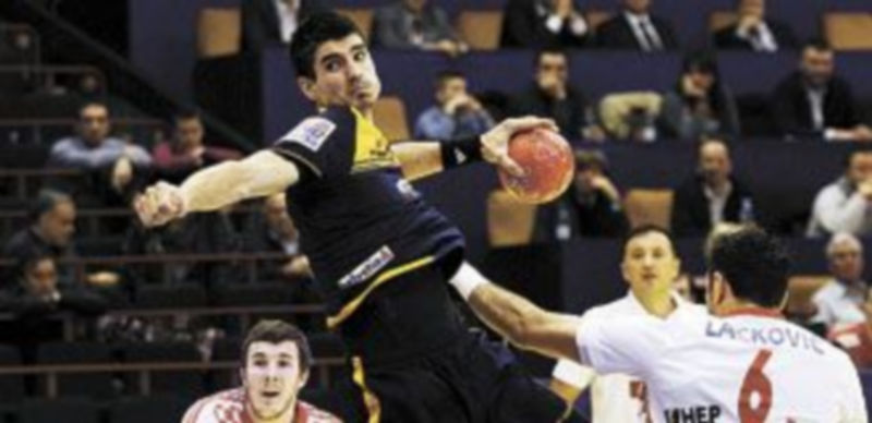 Gurbindo intenta anotar ante la defensa de Lackovic. / s. nenov (reuters)