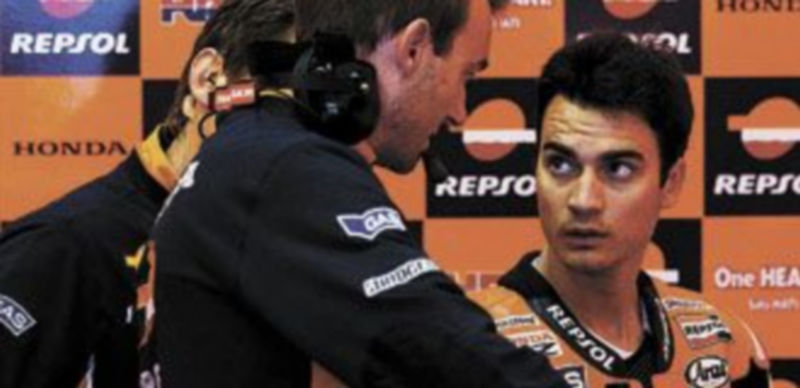 Pedrosa charla con sus mecánicos durante un descanso. / Reuters