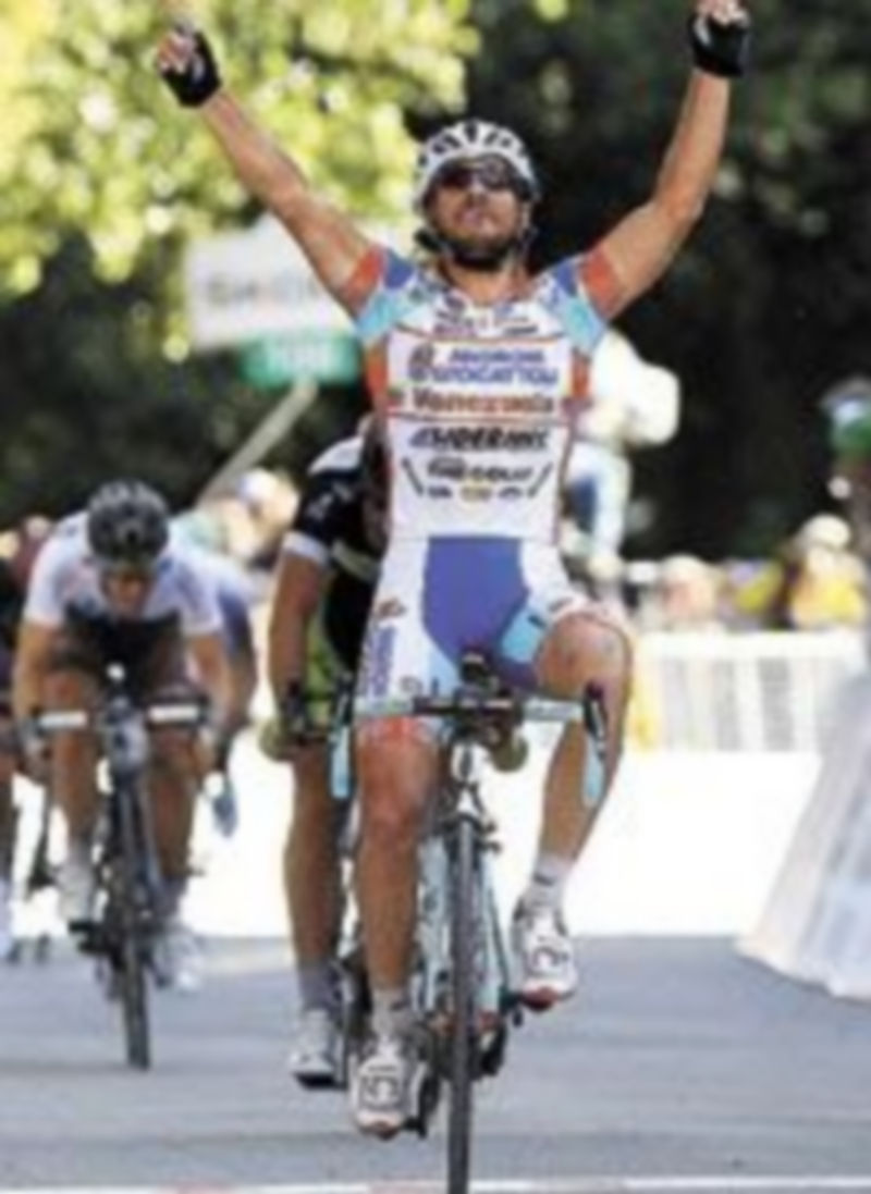 Ferrari levanta los brazos en señal de triunfo. / Reuters