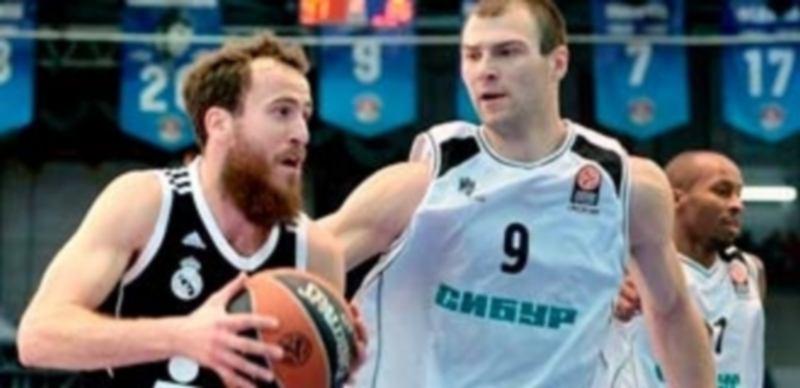 El madridista Sergio Rodríguez intenta avanzar ante la defensa de Artsiom Parakhouski. / Europa Press