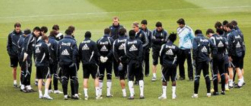 La plantilla blanca se reunió sobre el césped de Valdebebas para la tradicional charla de Pellegrini. / EFE