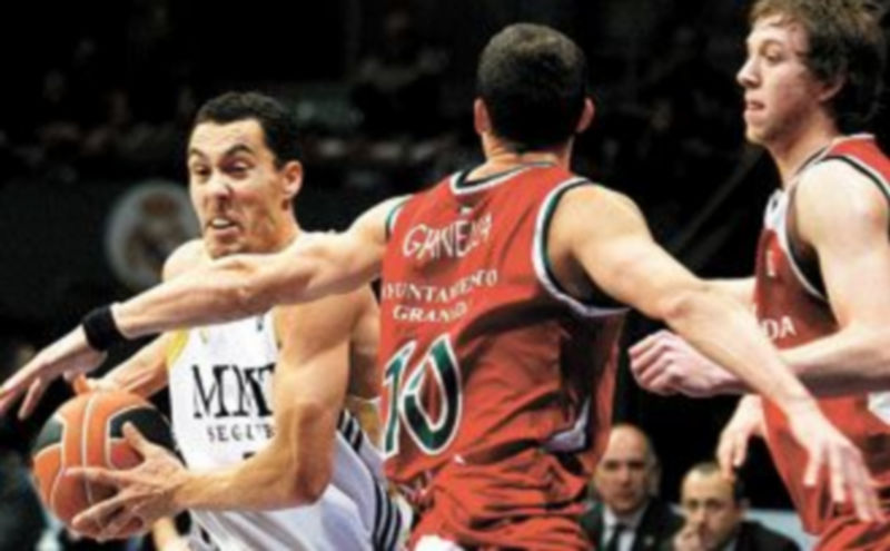 Prigioni intenta avanzar frente al base Gianella (c) y el alero Ingles. / EFE