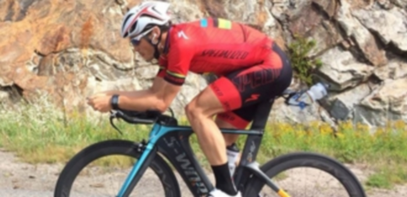 El triatleta Javier Gómez Noya con maillot rojo