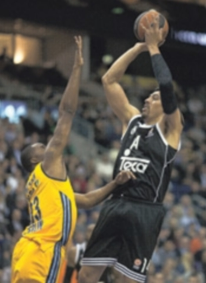 El pívot Gustavo Ayón intenta encestar ante la defensa de Jamel McLean. / EFE