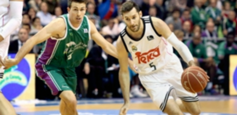 Rudy Fernández (derecha) supera la defensa de Ryan Toolson durante el partido de Liga Endesa del pasado martes. / EFE