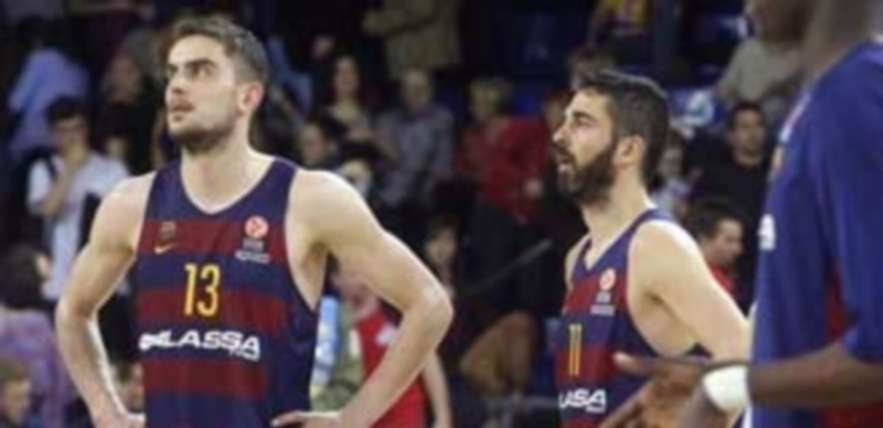Los jugadores del Barcelona Juan Carlos Navarro (d) y Tomas Satoransky. / EFE