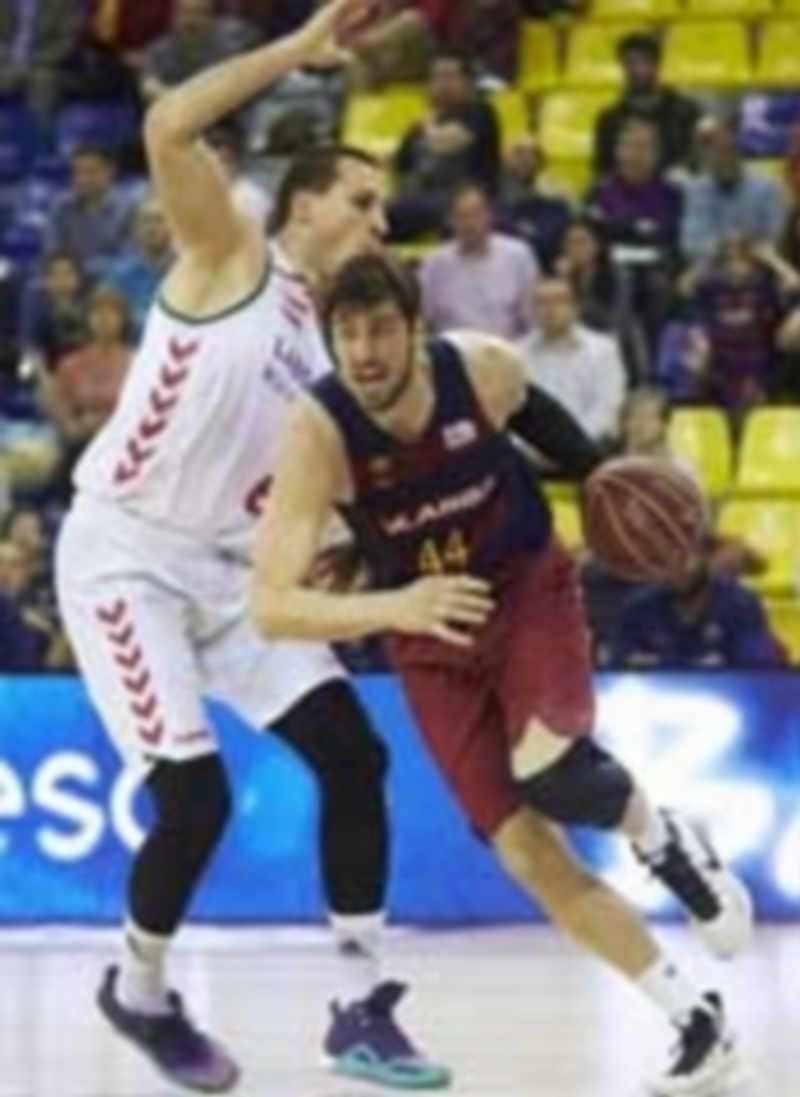 Ante Tomic (d) trata de superar la defensa de Planinic. / EFE