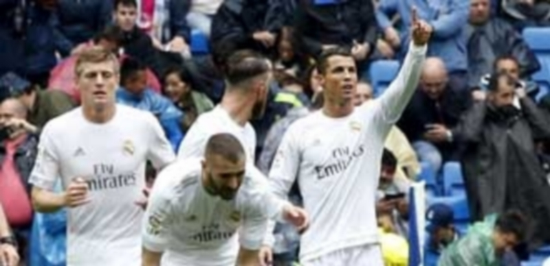 El Real Madrid espera a un pinchazo del Barcelona en Granada que le permita celebrar el título tras su visita a Riazor. / EFE