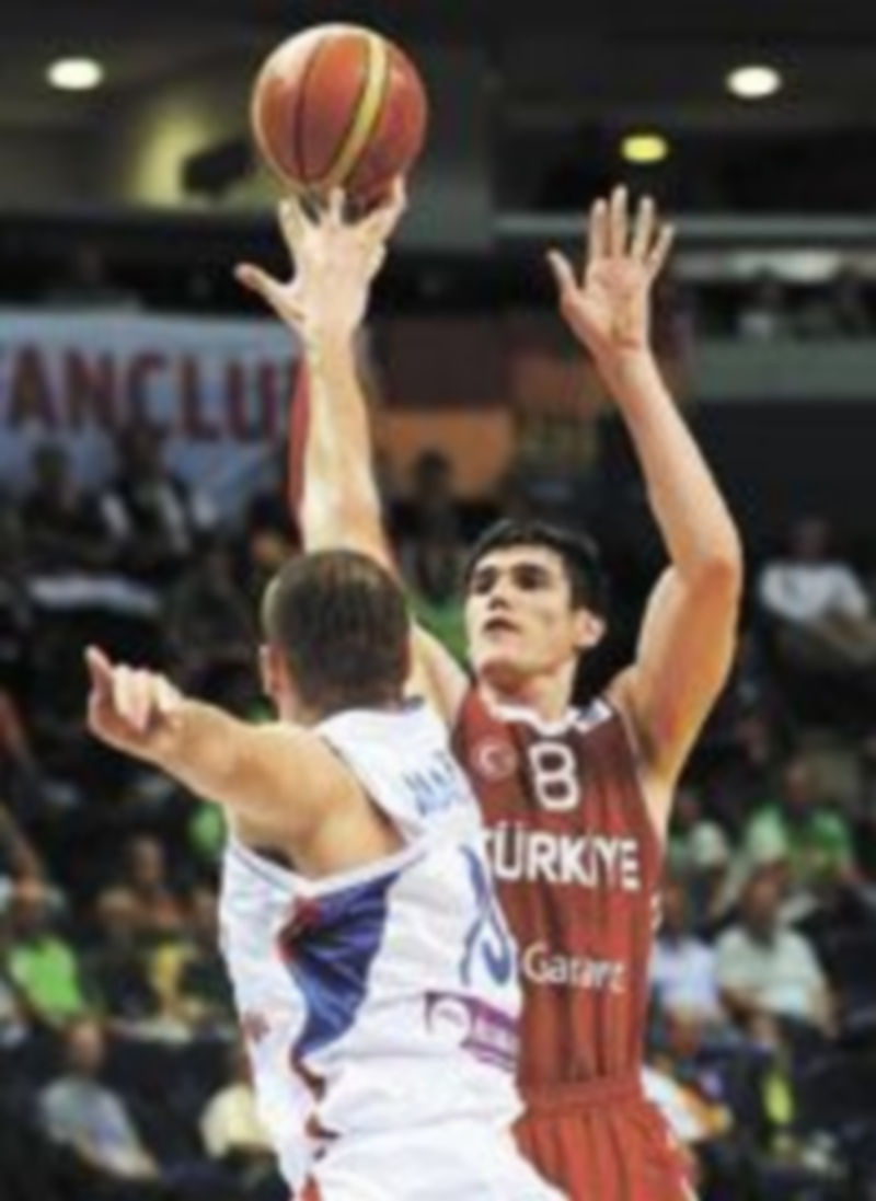 El turco Ersan Ilyasova lanza ante el serbio Milan Mcvan. / GEORGI LICOVSKI (Efe)