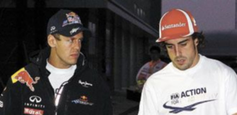 Sebastian Vettel y Fernando Alonso charlan tras la sesión de clasificación. / Lee Yae-Won (Reuters)