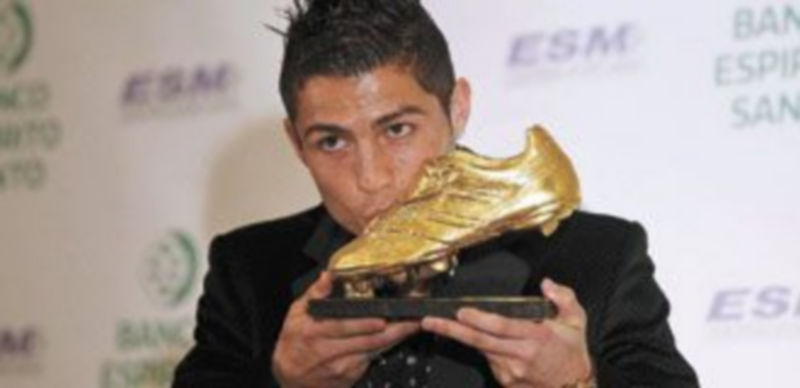 Cristiano Ronaldo besa la Bota de Oro