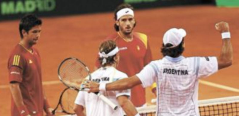 La dupla española observa la alegría de los argentinos Nalbandián (i) y Schwank tras el duelo. / Reuters.