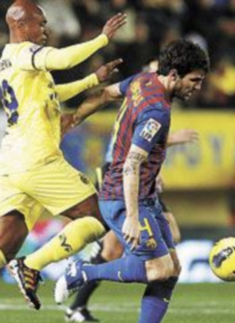 Musacchio intenta cortar el avance del argentino Leo Messi. / Reuters