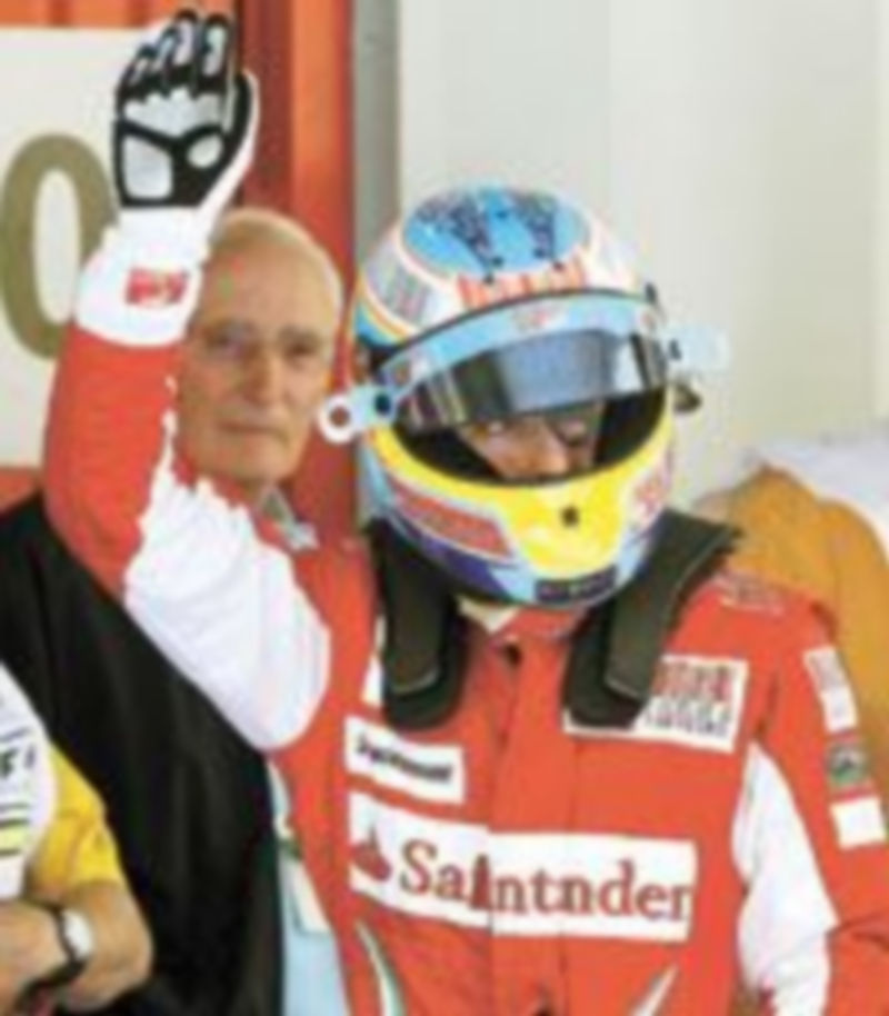Alonso saluda a los aficionados tras bajarse del monoplaza. / Efe
