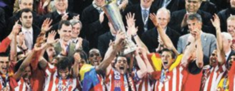 Antonio López levanta la copa que acredita al conjunto rojiblanco como ganador. / Reuters