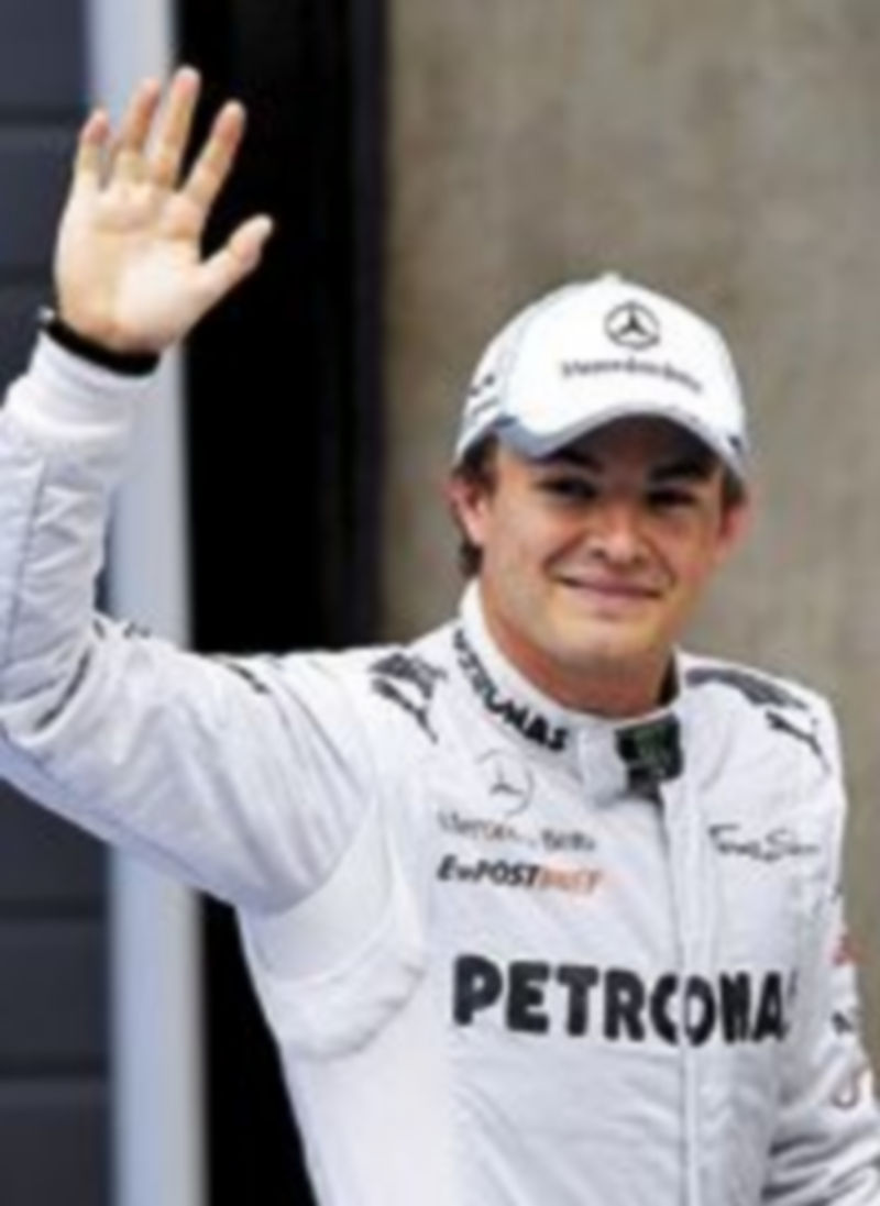 Rosberg saluda tras conquistar la primera ‘pole’ de su carrera. / Reuters.