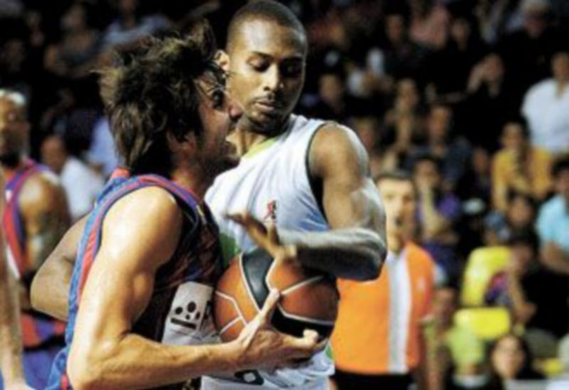 Ricky Rubio entra a canasta ante Zabian Dowdell. / Efe