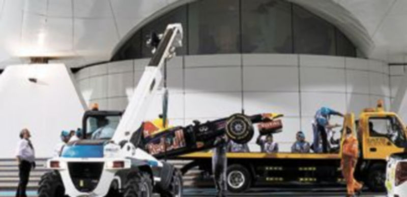 La grúa tuvo que remolcar el Red Bull del líder del Mundial hasta los ‘boxes’ después de una Q3 en la que acabó tercero. / Reuters