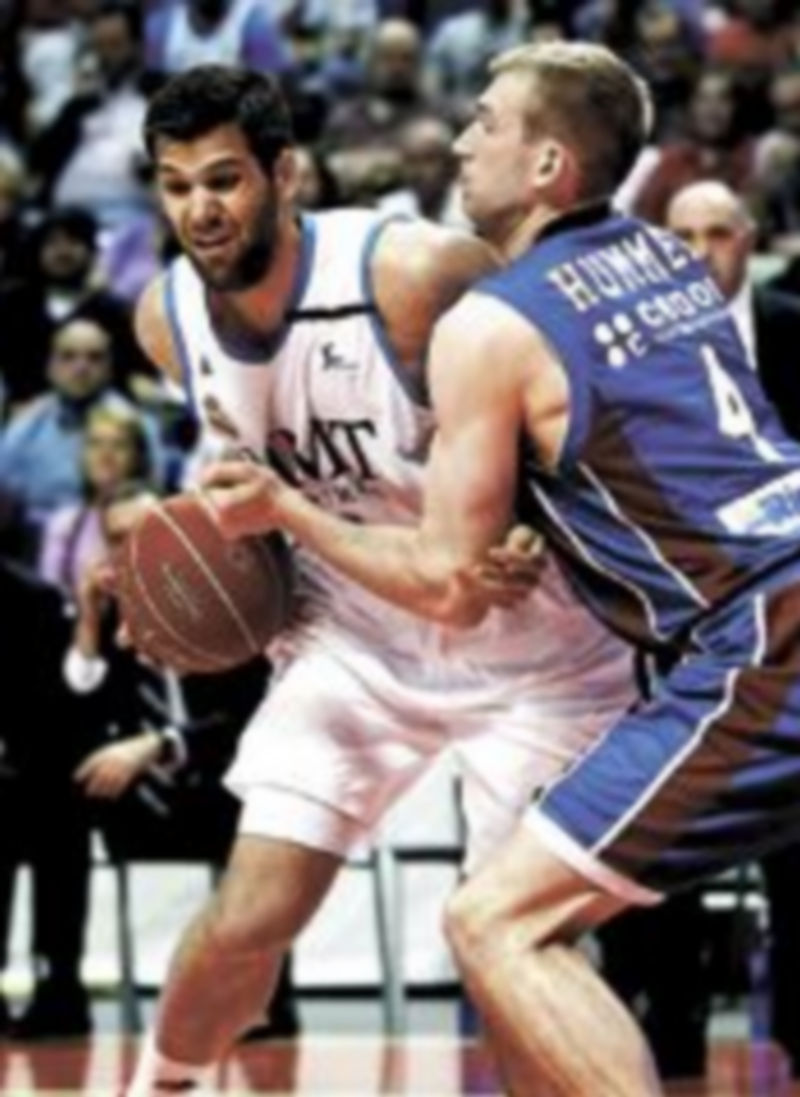 Reyes intenta superar la defensa de Hummel. / EFE