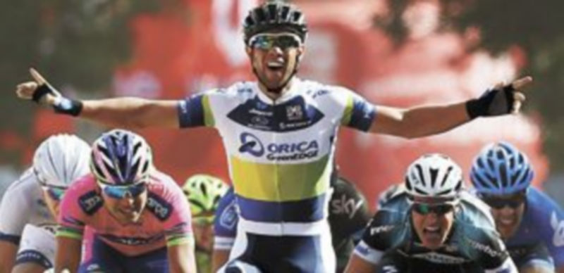 Matthews alza los brazos en señal de victoria en el Lago de Sanabria. / Javier Lizón (Efe)