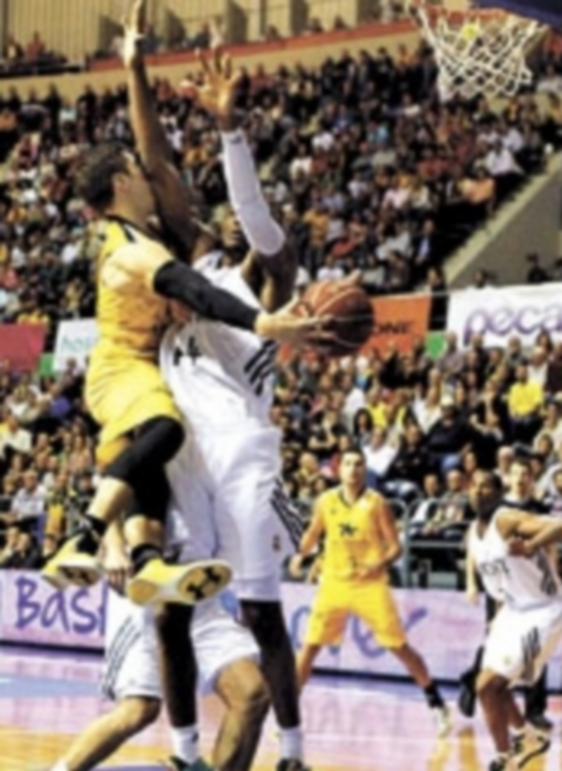 El escolta Nicolás Richotti intenta un pase ante Marcus Slaughter. / Efe