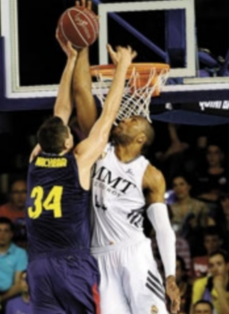 Slaughter tapona el lanzamiento de Nachbar. / Efe