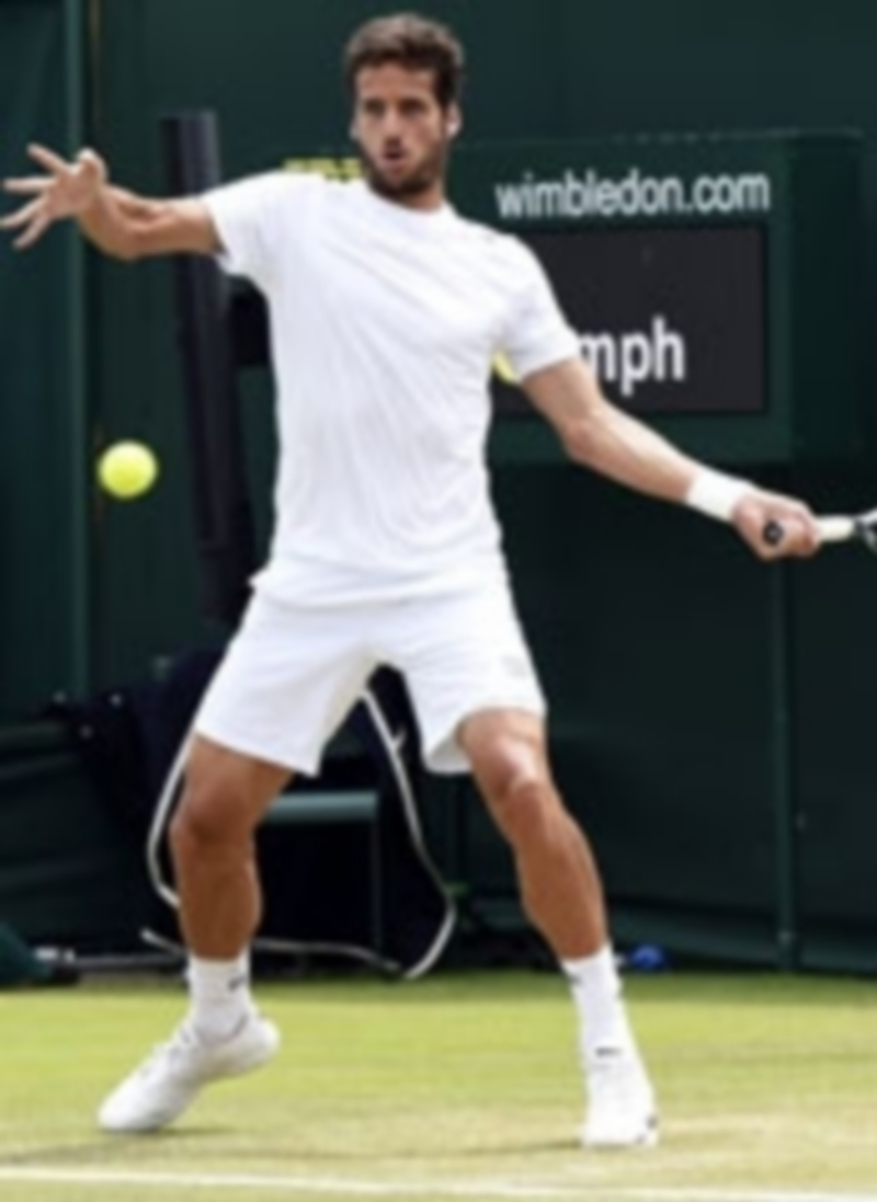 Feliciano López devuelve un golpe a Ante Pavic. / Efe