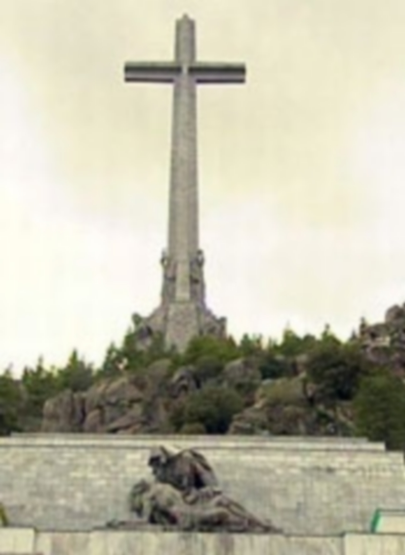 La cruz de la finca de Cuelgamuros sobre el riscal que esconde la Basílica del Valle de los Caídos. / E.P.