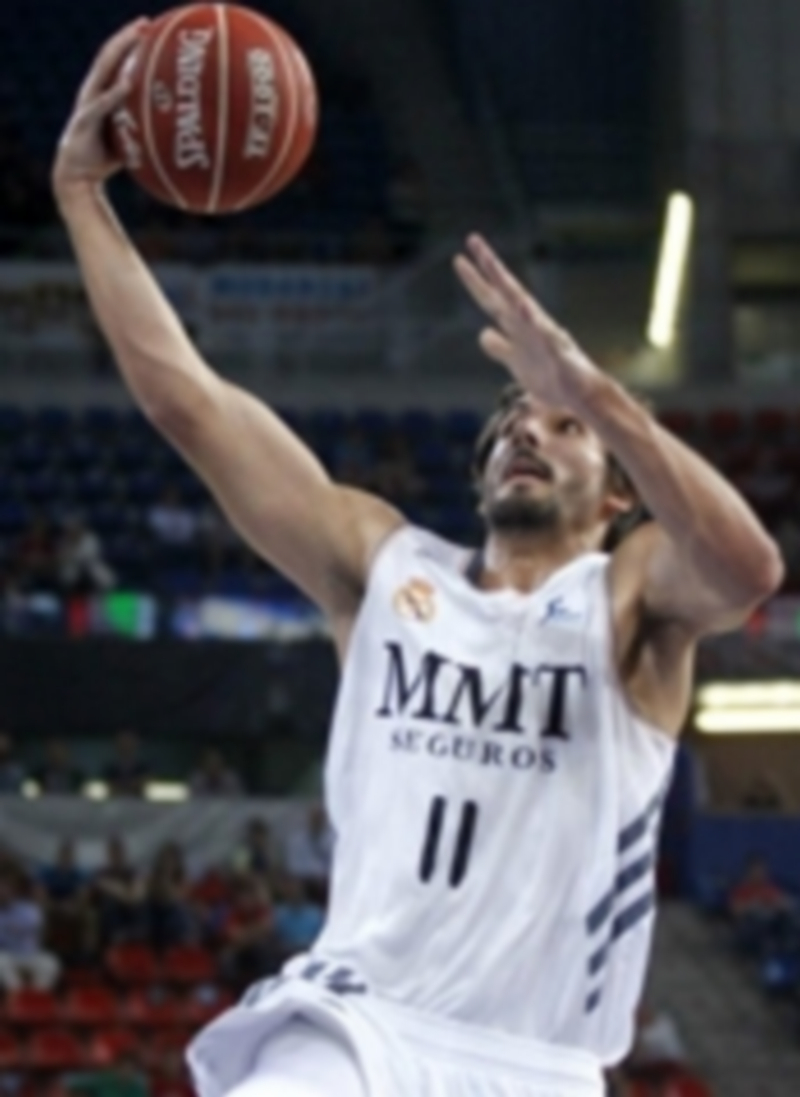 El alero español Dani Díez entra a canasta durante un partido. / Real Madrid