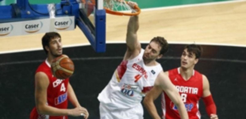 Pau Gasol realiza un mate en el partido amisostoso entre la selección española y Croacia. / FEB