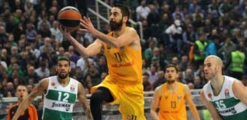 Juan Carlos Navarro busca la canasta durante el partido que el Barça perdió la semana pasada contra el Panathinaikos. / EFE