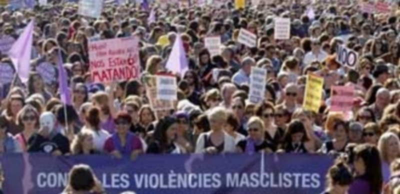 Decenas de miles de personas se manifiestan contra la violencia machista. / Efe