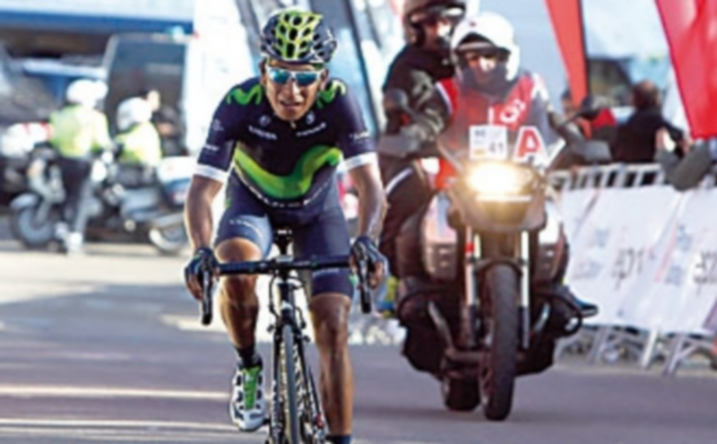 Nairo Quintana cruza la meta de Port Ainé por delante del resto de favoritos. / EFE