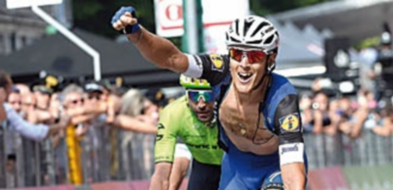 Trentin celebra su victoria en la decimoctava etapa del Giro entre Muggiò y Pinerolo