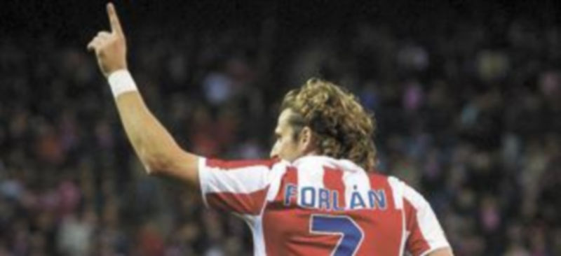 Diego Forlán rompió su mala racha anotando dos goles en el Vicente Calderón. /EFE