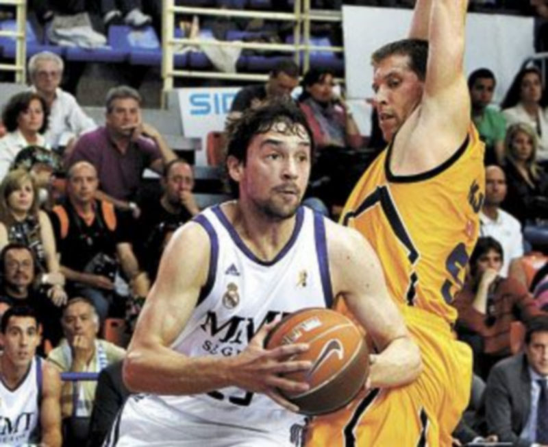 El madridista Sergio Llull intenta rebasar a Valters. / EFE